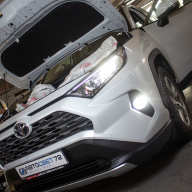 Новенький Toyota rav 4 - заехал к нам на замену ламп в ПТФ на светодиодные NARVA Range Performance LED.